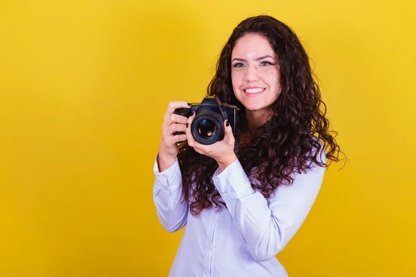 Λευκή Γυναίκα Βραζιλιάνα Φωτογράφος Κρατούσε Φωτογραφική Μηχανή Έβγαζε Φωτογραφίες Διαφήμιση — Φωτογραφία Αρχείου