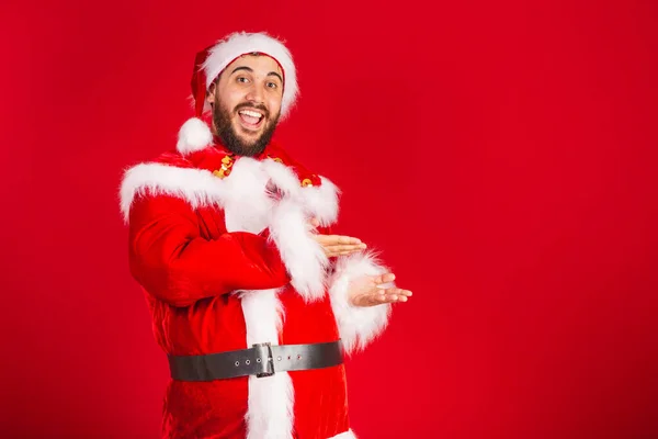 Brasilianischer Mann Gekleidet Weihnachtsmann Kleidung Präsentiert Produkt Oder Text Auf — Stockfoto
