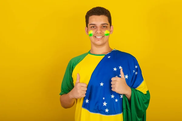 Joven Aficionado Fútbol Brasileño Vestido Verde Como Con Bandera Brasil — Foto de Stock