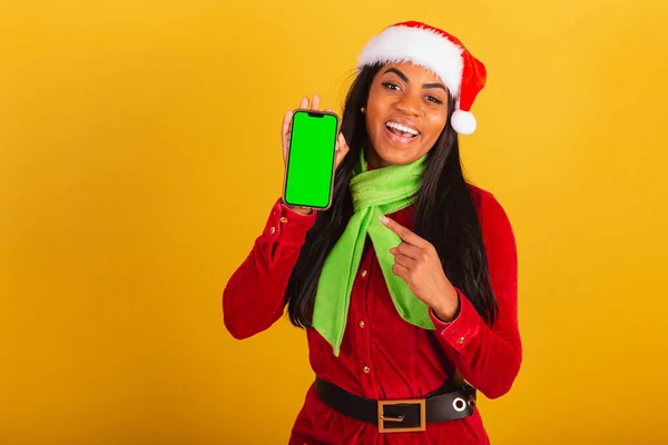 Piękna Czarna Brazylijka Ubrana Świąteczne Ubrania Święty Mikołaj Smartfon Zielony — Zdjęcie stockowe