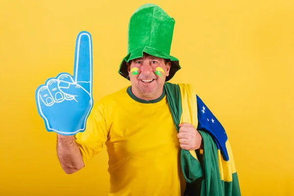 Взрослый Мужчина Футбольный Фанат Бразилии Носит Флаг Пенопластовым Пальцем Улыбается — стоковое фото
