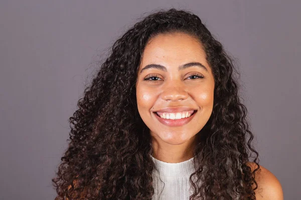 Genç Brezilyalı Siyah Kadın Yakın Çekim Fotoğrafı Kameraya Gülümsüyor Beyaz — Stok fotoğraf