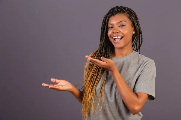 Joven Mujer Brasileña Afro Presentando Algo Con Sus Manos Izquierda — Foto de Stock