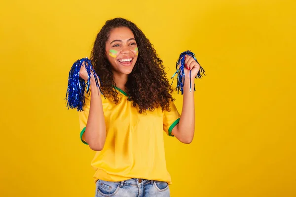 若い黒人のブラジル人女性サッカーファン チアリーディング ポンポンを持ち — ストック写真