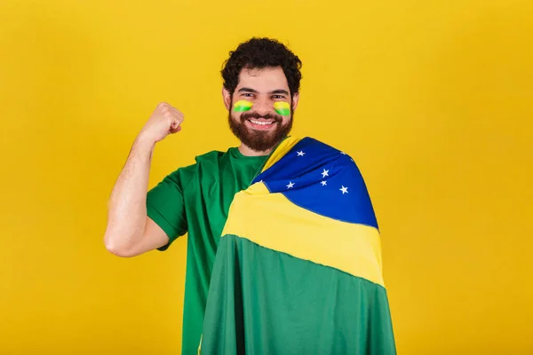 Кавказский Мужчина Бородой Бразилец Футбольный Фанат Бразилии Поднял Руку Понятие — стоковое фото