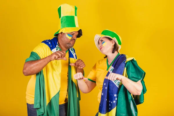 一对夫妇 红头发的女人和黑人男人 巴西足球迷 不喜欢 大拇指朝下 消极的 — 图库照片