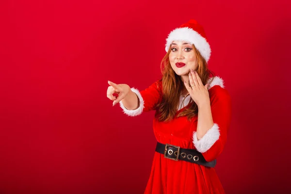 Schöne Brasilianische Rothaarige Frau Weihnachtskleidung Weihnachtsmann Zeigt Auf Etwas Der — Stockfoto