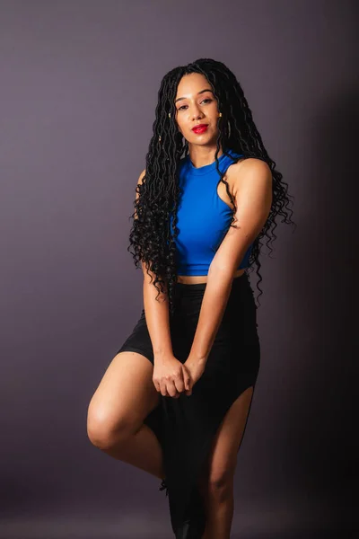Mooie Zwarte Braziliaanse Vrouw Gekleed Het Blauw Half Lichaam Portret — Stockfoto