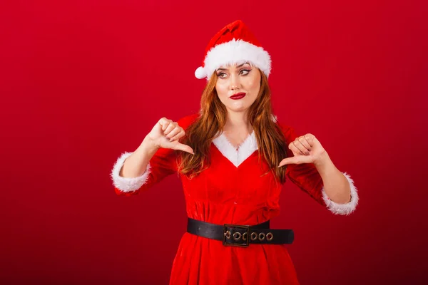 Vacker Brasiliansk Rödhårig Kvinna Klädd Julkläder Jultomten Ogillar Tummen Ner — Stockfoto