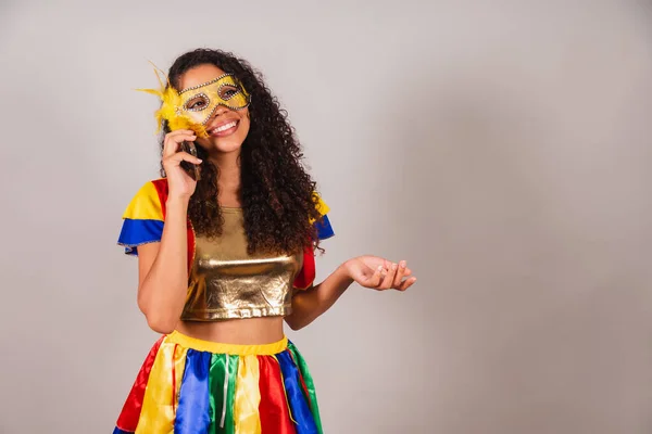 Güzel Siyah Brezilyalı Kadın Karnaval Kıyafetleri Giyiyor Akıllı Telefonlu Sesli — Stok fotoğraf