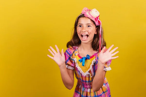 Brasilianisches Kind Kaukasier Juni Party Kleidung Überraschung Unglaublich Wow Unglaublich — Stockfoto