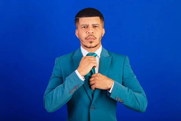 Homme Noir Brésilien Vêtu Costume Cravate Bleue Homme Affaires Fixation — Photo