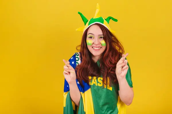 Kaukasische Vrouw Roodharige Voetbalfan Uit Brazilië Vingers Gekruist Glimlachend Wensend — Stockfoto