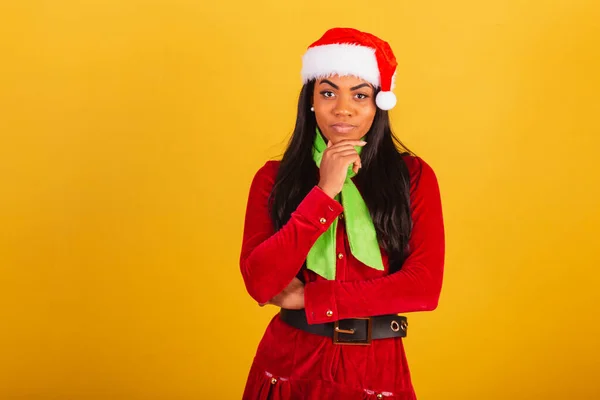 Krásná Černošky Brazilky Žena Oblečená Vánočním Oblečení Santa Claus Myšlení — Stock fotografie