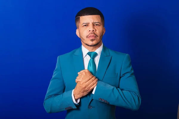 スーツと青いネクタイを着たブラジルの黒人男性 ビジネスマン 腕を組んで顔を合わせると — ストック写真