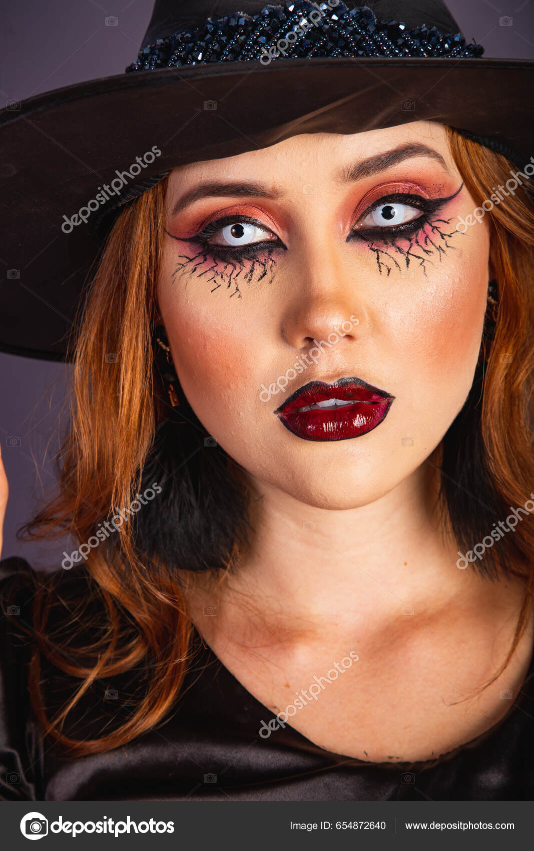 Jovem mulher bonita com maquiagem assustadora em fantasia de bruxa de  halloween usa bruxas