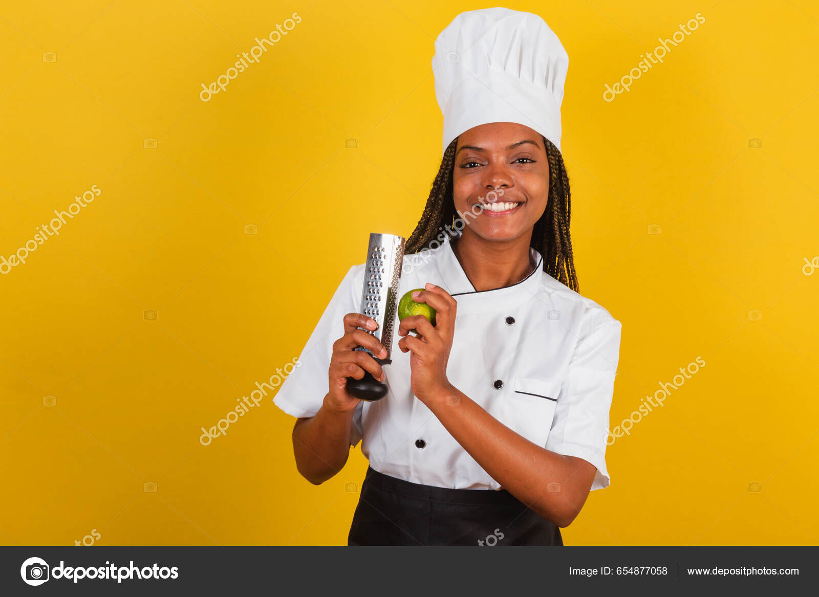 Stock　©Ibstock　Cooking　Chef　Cook　Young　by　Lemon　Photo　Grater　Afro　Brazilian　Holding　Woman　654877058