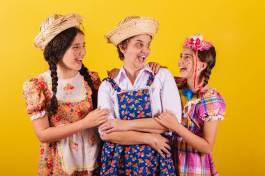 Büyükannesi ve iki torunu tipik Festa Junina kıyafetleri giymişler. Sürprizler ve gülümsemeler arasında.