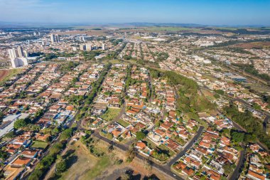 Ribeiro Preto, Sao Paulo, Brezilya - Haziran 2022: Ribeiro Preto, Brezilya 'da Avenida Maurlio Biagi' nin havadan görünüşü.