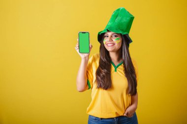 Brezilya 'nın kadın destekçisi, 2022 Dünya Kupası, cep telefonu tutuyor, uygulama ve teknoloji reklamları için ekranı gösteriyor. Terfi.