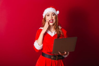 Güzel Brezilyalı kızıl saçlı kadın, Noel kıyafetleri giymiş, Noel Baba. Not defterini tutuyorum. İnanılmaz, inanılmaz..