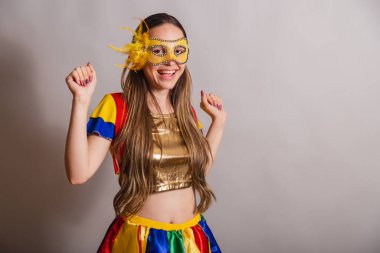 Güzel Brezilyalı, beyaz kadın, frevo giyiyor, karnaval kıyafetleri giyiyor, maske takıyor. dans etmek.