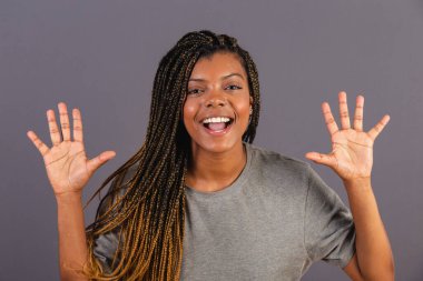 Genç Afro Brezilyalı, şaşırmış, vay canına, inanılmaz, inanılmaz. Şaşırdım..