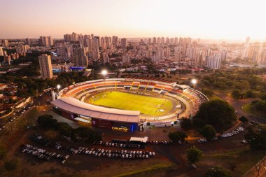 Ribeiro Preto, So Paulo / Brazil - Haziran 2022: Ribeiro Preto, So Paulo 'nun havadan görünüşü, binaları ve Santa Cruz Botafogo Stadyumu' nu görebilirsiniz. gün batımı, akşam üzeri.