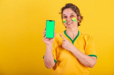 Yetişkin kadın, Brezilya futbolu fanatiği, akıllı telefon, ekranı gösteren, cep telefonu, uygulamalar, uygulamalar.