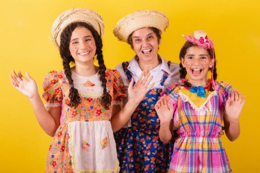 Büyükannesi ve iki torunu tipik Festa Junina kıyafetleri giymişler. Şaşırmış, şaşırmış, vay canına, inanılmaz.