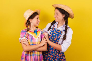 Festa Junina 'nın tipik kıyafetlerini giyiyorlar. Sarılmak, gülümsemek. Birlikte, birlikte. Arkadaşlık..