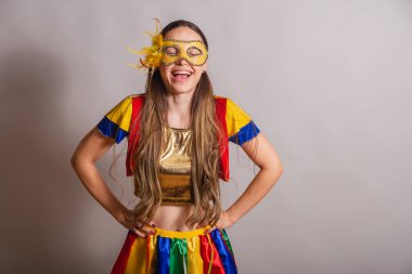 Güzel Brezilyalı, beyaz kadın, frevo giyiyor, karnaval kıyafetleri giyiyor, maske takıyor. Eller kalçada..