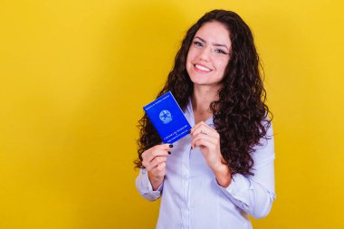 Çalışan kadın çalışma kartını tutuyor. Belgeler, iş aramaları, insan kaynakları. iş seçimi.