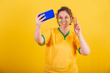 Yetişkin kadın, Brezilya futbolu fanatiği, akıllı telefon, video çağrısı..