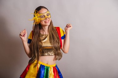 Güzel Brezilyalı, beyaz kadın, frevo giyiyor, karnaval kıyafetleri giyiyor, maske takıyor. dans etmek.