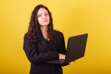 Takım elbise giyen girişimci bir kadın. Dizüstü bilgisayar. İş kadını. tele çalışması.