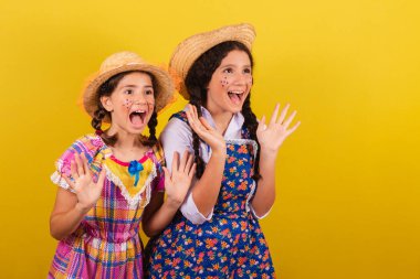 Festa Junina 'nın tipik kıyafetlerini giyiyorlar. Sürprizler, vay canına, inanılmaz, inanılmaz.