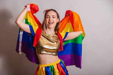 Güzel beyaz Brezilyalı kadın frevo şemsiyeli frevo karnaval kıyafetleri giyiyor. lgbt bayrağı ile