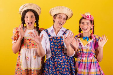 Büyükannesi ve iki torunu tipik Festa Junina kıyafetleri giymişler. Sıradan, inanılmaz, şaşırtıcı, inanılmaz bir ifade..