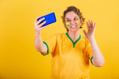 Yetişkin kadın, Brezilya futbolu fanatiği, akıllı telefon, video çağrısı..