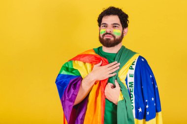 Sakallı, Brezilyalı, Brezilyalı futbol fanatiği, lgbt bayrağı takan beyaz bir adam.