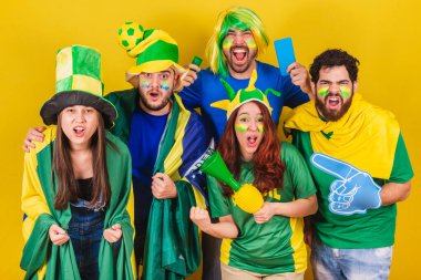 Brezilya 'dan bir grup arkadaş, futbol taraftarı, tezahürat yapıyorlar ve futbol maçını izlemeye hazırlanıyorlar..