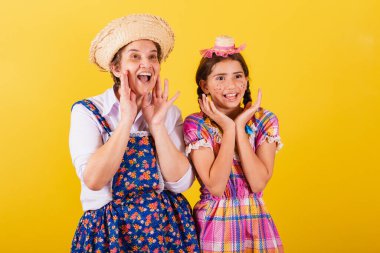 Büyükanne ve torun tipik Festa Junina kıyafetleri giymişler. Vay, şaşırtıcı, şaşırtıcı, hayret verici..