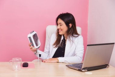 Güzel Brezilyalı güzellik uzmanı, kozmetolog, klinikte kriyomodelleme kriyopolisi ve kilo kaybı hakkında açıklama yapıyor..