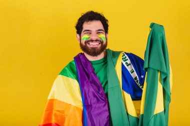 Sakallı, Brezilyalı, Brezilyalı futbol fanatiği, lgbt bayrağı takan beyaz bir adam.