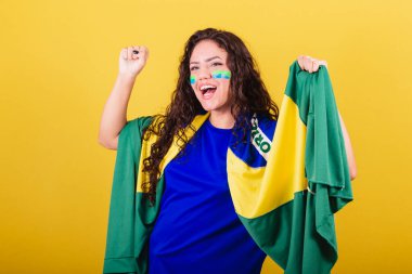 Futbol fanatiği kadın, Brezilya fanı, dünya kupası, bayrak ve tezahürat, kutlama ve parti, dans.