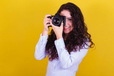 Kafkasyalı bir kadın, Brezilyalı bir fotoğrafçı, elinde fotoğraf makinesi, fotoğraf çekiyor. Reklamcılık, görsel ses.