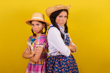 Festa Junina için tipik kıyafetler giyiyorlar. Kızgın, kızgın, tugaylar. Arraia partisi için.