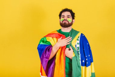 Sakallı, Brezilyalı, Brezilyalı futbol fanatiği, lgbt bayrağı takan beyaz bir adam.