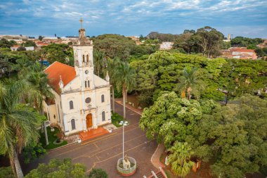 Cravinhos, Sao Paulo, Brezilya - Mayıs 2022: Cravinhos Metropolitan Katedrali, Sao Paulo eyaleti merkezindeki Sao Jose. Hava aracı görüntüsü